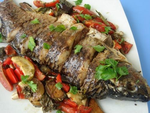 Запеченная рыба с овощами.