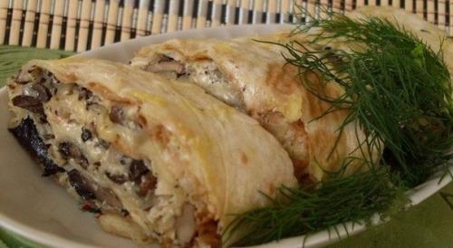 Запечённый рулет из лаваша с грибами.