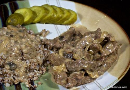 Бефстроганов с грибами и сливками.
