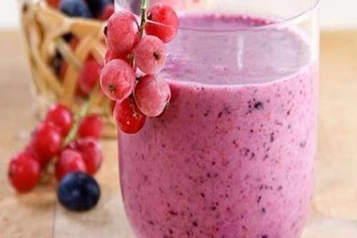 Ягодный смузи с апельсиновым соком и мёдом.