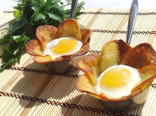 Красивая яичница в картофельных лепестках. 01