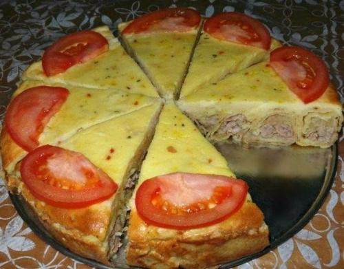 Блинная улитка с мясным фаршем в сметанной заливке.