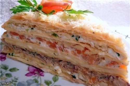 Пирог с плавлеными сырками, яйцами и колбаской.