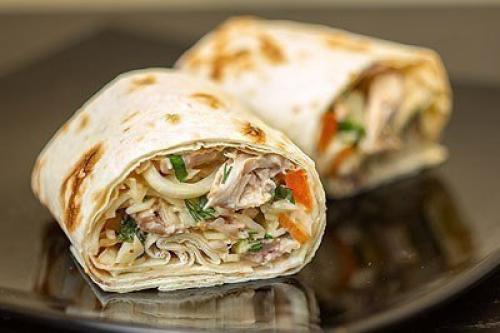 Шаверма. Ингредиенты: - Куриная грудка (или другое мясо) - 1 шт. Шаверма. Ингредиенты: - Куриная грудка (или другое мясо) - 1 шт.