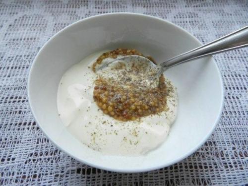 Салат с копченой колбасой и огурцами. 03