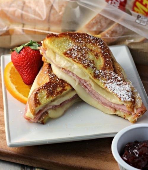 Сытный сэндвич с сыром и ветчиной.