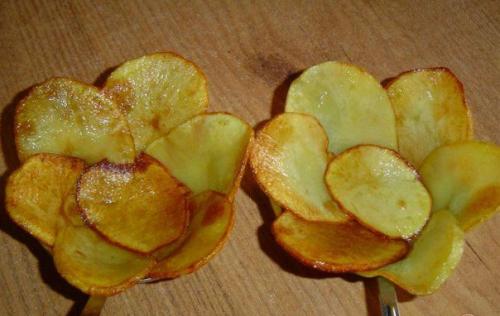 Красивая яичница в картофельных лепестках. 04