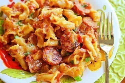 Паста с пряными колбасками.
