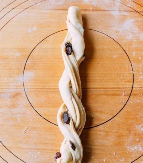 Булочки с изюмом. 04