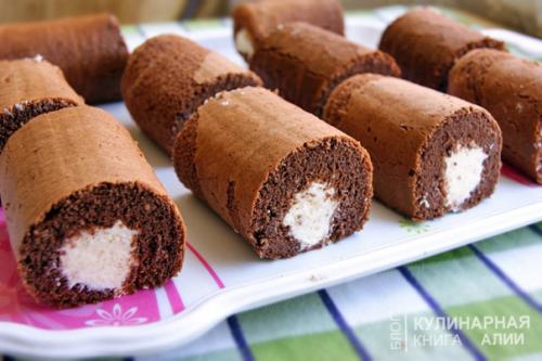 Шоколадное пирожное с творожно - кокосовым кремом.