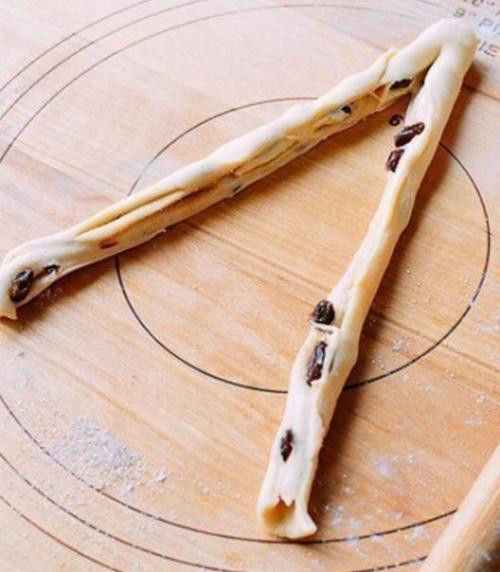 Булочки с изюмом. 03