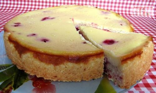 Песочный пирог с малиной в сметанной заливке.