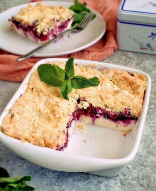 Пирог с творогом и черной смородиной (крамбл.