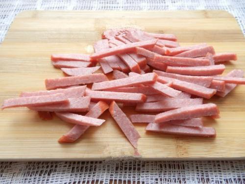 Салат с копченой колбасой и огурцами. 04