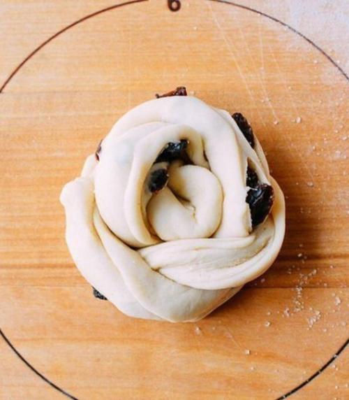 Булочки с изюмом. 05