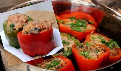 Фаршированные перцы под соусом из белых грибов.
