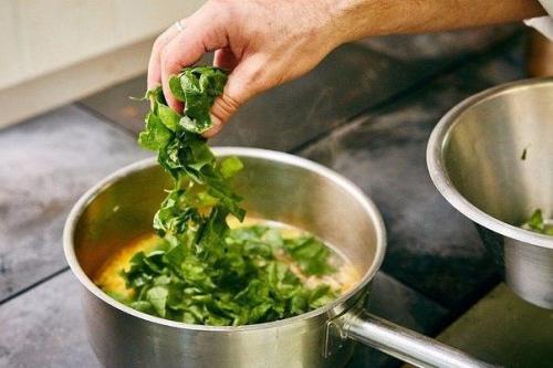 Суп - лапша с курицей и шпинатом. 09