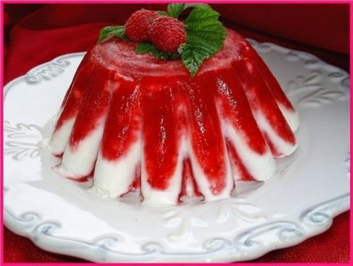 Клубнично - творожное мороженое.