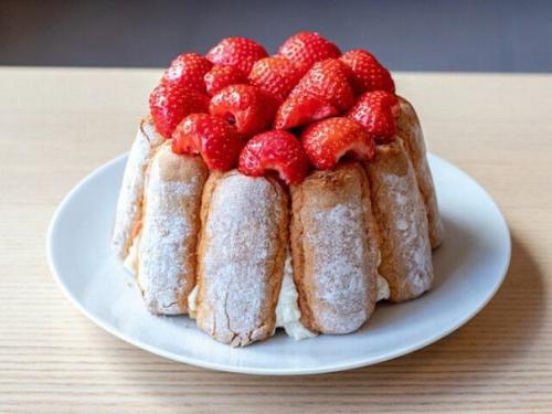 Торт без выпечки из печенья с клубникой.