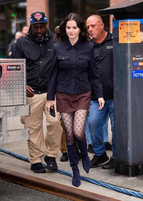 Недавние образы селены Гомес со съёмочной площадки нового сезона Убийств в Одном Здании вызвали настоящий фурор среди поклонников. 01