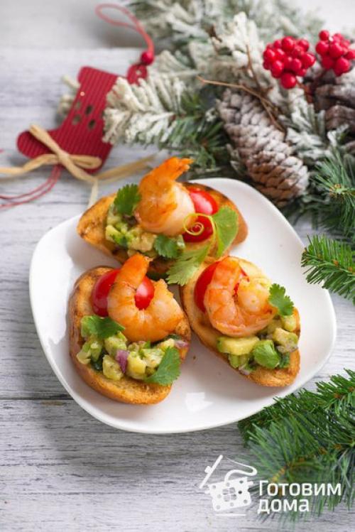 Брускетта с гуакамоле и креветками.