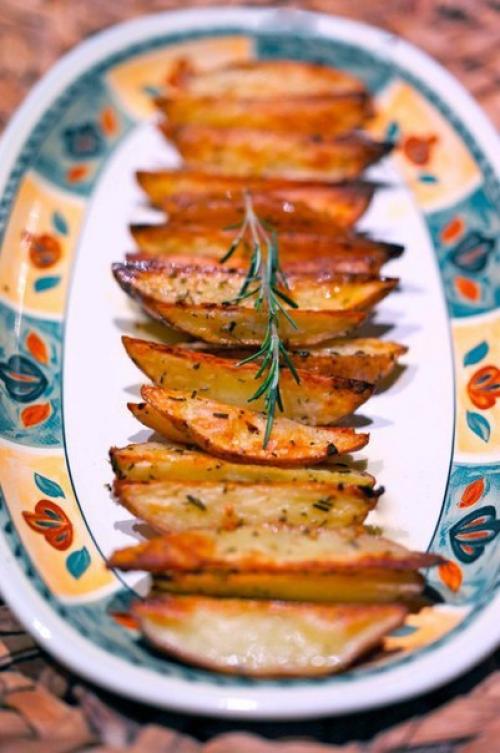 Печеный картофель дольками.