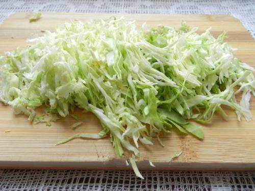 Салат с копченой колбасой и огурцами. 01