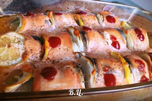 Скумбрия, запеченная в духовке под соусом.