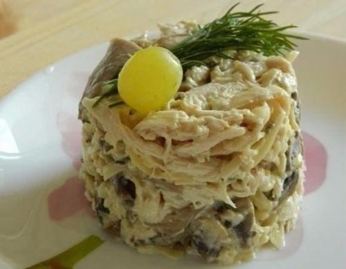 Грибной салат с курицей.
