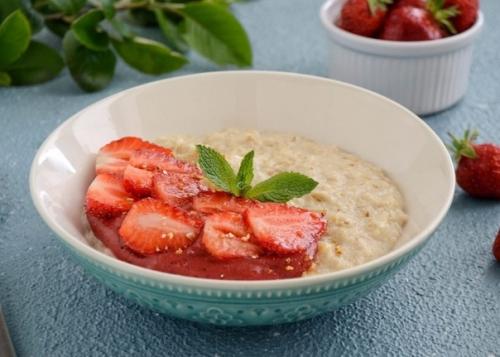 Овсяная каша с клубникой.