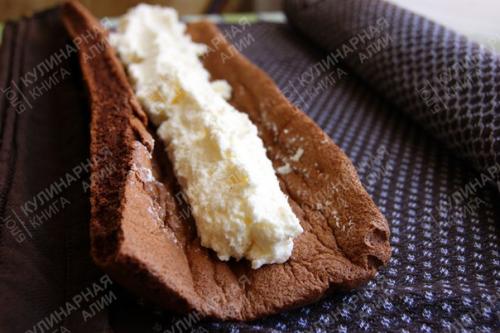 Шоколадное пирожное с творожно - кокосовым кремом. 07