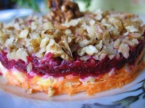 Салат Сказка. Вам понадобится: морковь 1 шт., свекла 1 шт., кишмиш, сыр, чеснок грецкий орех, майонез, соль.