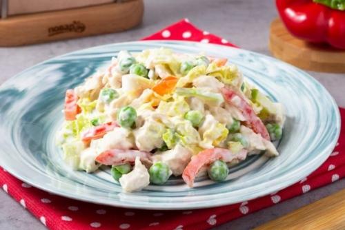 Салат с куриной грудкой и зеленым горошком.