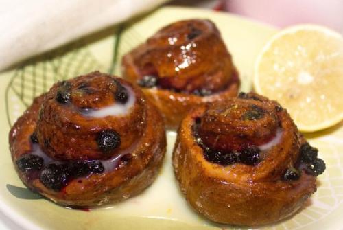 Плюшки с черникой под лимонной глазурью. 09