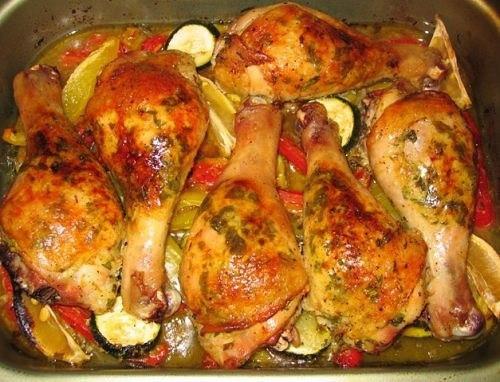 Вкуснейшие куриные окорочка с грибами и зеленой фасолью. 

