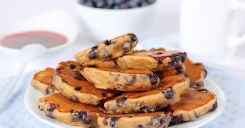 Бисквитные оладьи с чёрной смородиной.