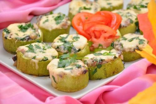 Грибной жульен в кокотнице из кабачка.