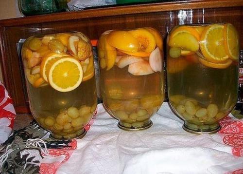 Очень вкусный компотик из разнообразия фруктов!