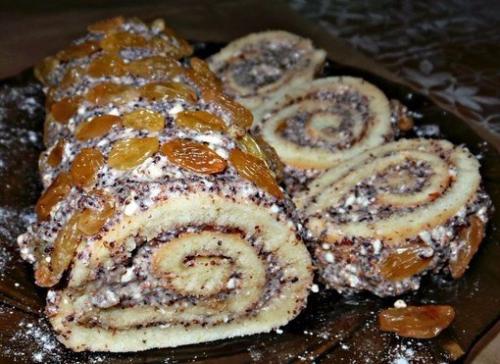 Бисквитный рулетик с творожно - маковой начинкой.