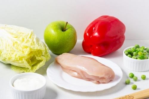 Салат с куриной грудкой и зеленым горошком. 01