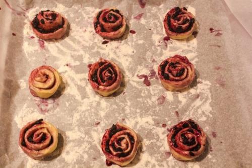 Плюшки с черникой под лимонной глазурью. 07