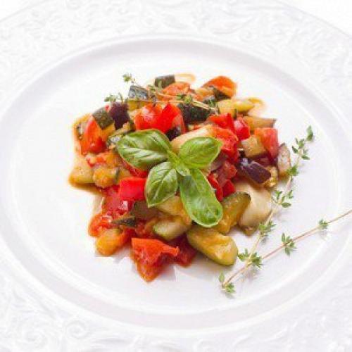 Кабачки по-гречески.  1. очистите молодые кабачки от кожуры, нарежьте аккуратными кружочками толщиной примерно в 1 см.