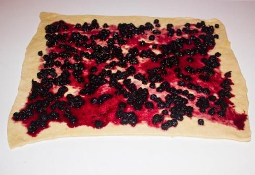 Плюшки с черникой под лимонной глазурью. 04