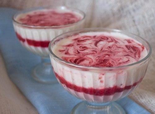 Сметанно - клубничное желе.

