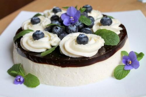 Десерт Ананас в кофе со Сливками с голубикой.