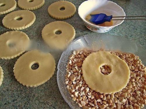 Песочные кольца с орехами.
