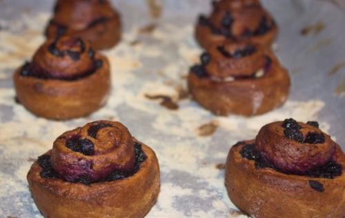 Плюшки с черникой под лимонной глазурью. 08