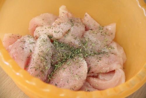 Куриная грудка с помидорами на сковороде. 01