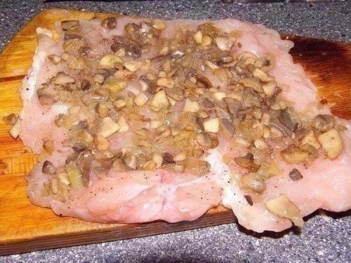 Куриные Рулетики С Грибами В Сырном Соусе.