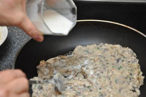 Грибной жульен в кокотнице из кабачка. 04